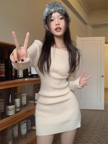 French one-shoulder dress women's early autumn 2024 new slim fit waist slimming knitted hip short skirt