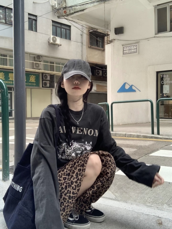 Early autumn sweatshirt slimming long-sleeved T-print top + elastic waist leopard print skirt