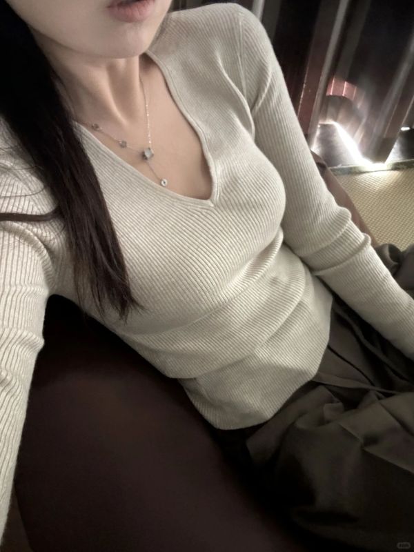 V-neck sweater, slim and versatile, slimming inner layering shirt, tight cashmere