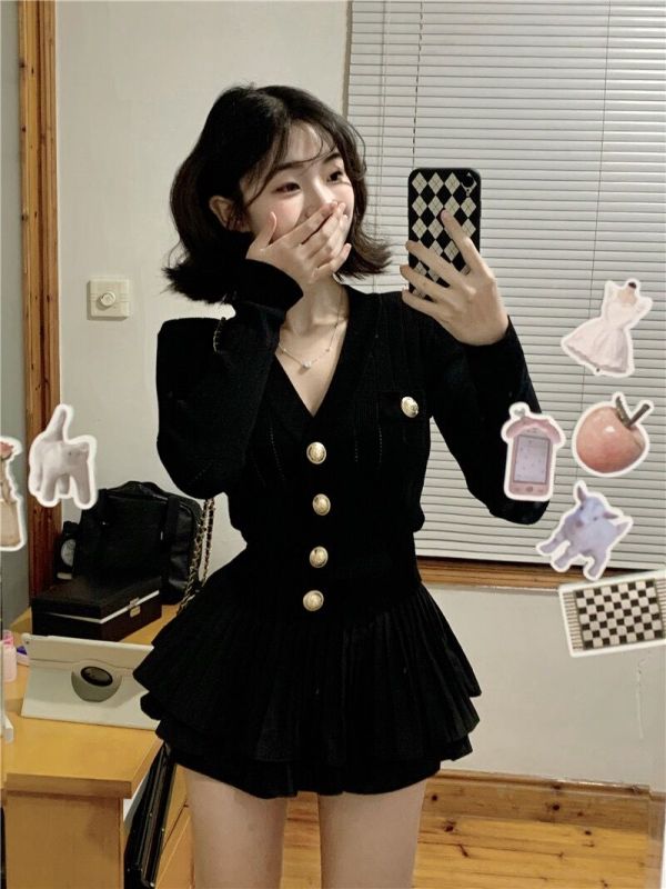Eve Romance v-neck small fragrant knitted top + cake fluffy pleated anti-exposure skirt