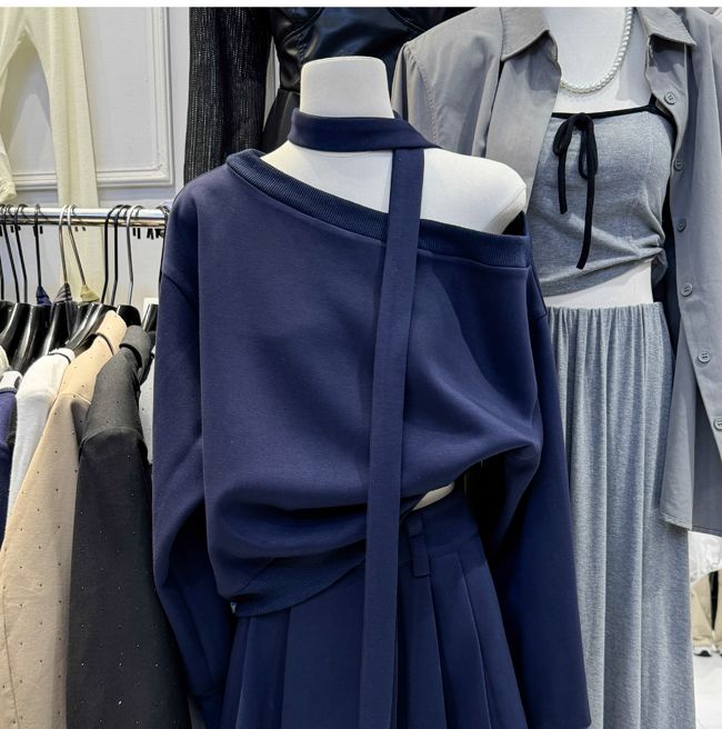 Korean-style autumn lazy look, slanted collar, turtleneck, loose and casual hoodie, high-waisted pleated skirt, two-piece set