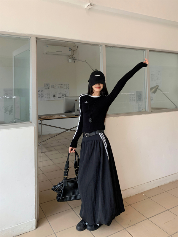 Early Autumn New Style Short Shoulder Slim Fit Bottoming Shirt + Black Lace Striped A Skirt