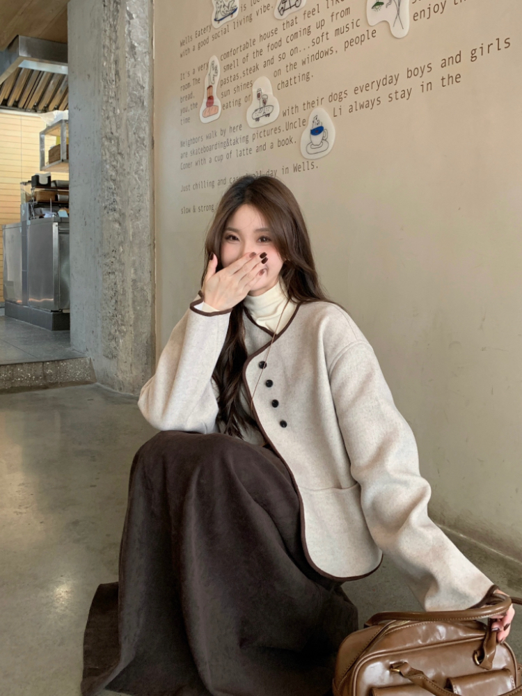 Actual shot of Korean style autumn and winter design dropped shoulder sleeves loose coat for women retro contrasting edge round neck woolen coat