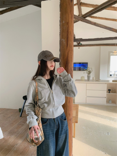 Classic thickened and velvet short style sweatshirt jacket that can be worn as a base or worn outside to slim the waist.