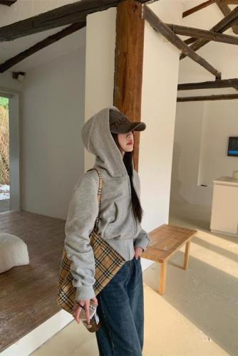 Classic thickened and velvet short style sweatshirt jacket that can be worn as a base or worn outside to slim the waist.