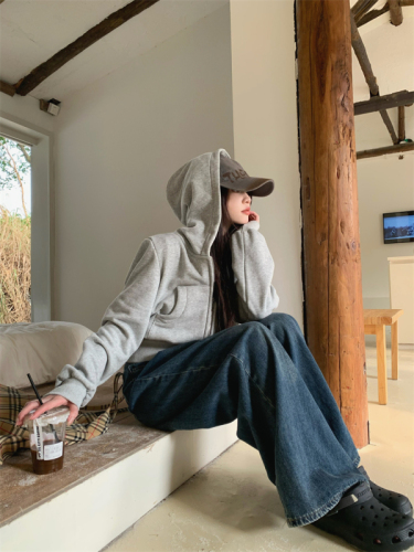 Classic thickened and velvet short style sweatshirt jacket that can be worn as a base or worn outside to slim the waist.