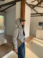 Classic thickened and velvet short style sweatshirt jacket that can be worn as a base or worn outside to slim the waist.