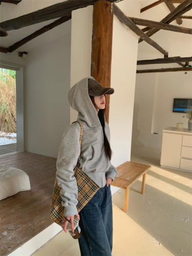 Classic thickened and velvet short style sweatshirt jacket that can be worn as a base or worn outside to slim the waist.