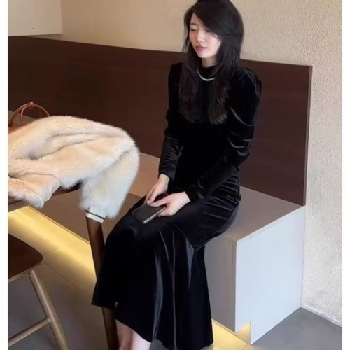 New autumn and winter bottoming French style high-end high-end body-shaping black velvet dress for women