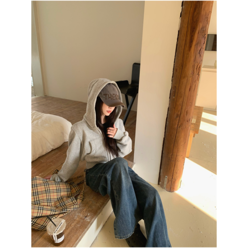 Classic thickened and velvet short style sweatshirt jacket that can be worn as a base or worn outside to slim the waist.