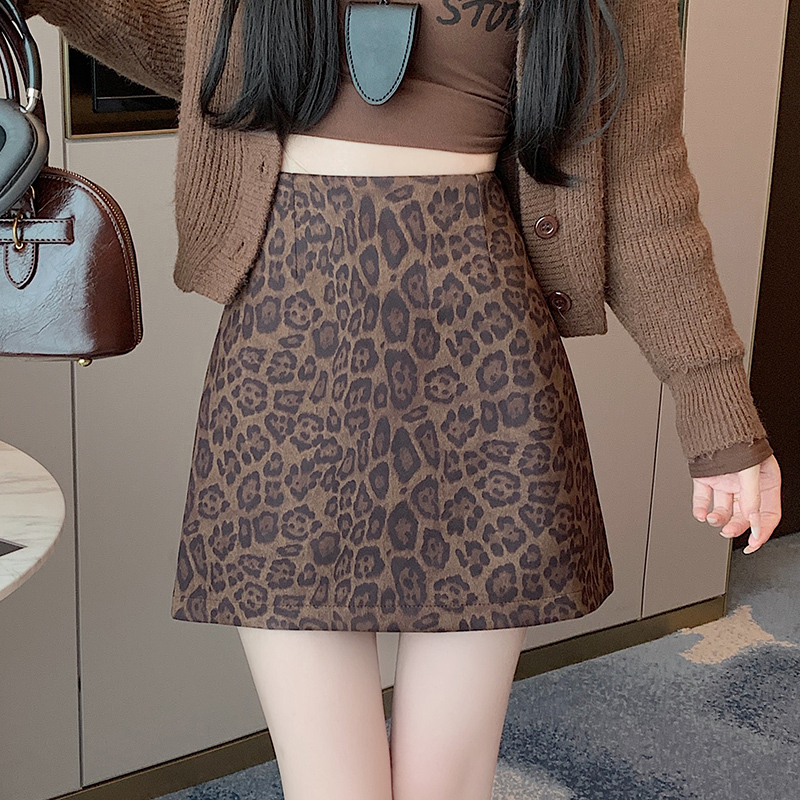 Imitation deerskin velvet skirt for women in winter hot girl style high-waisted A-line anti-exposure leopard print hip-hugging short skirt