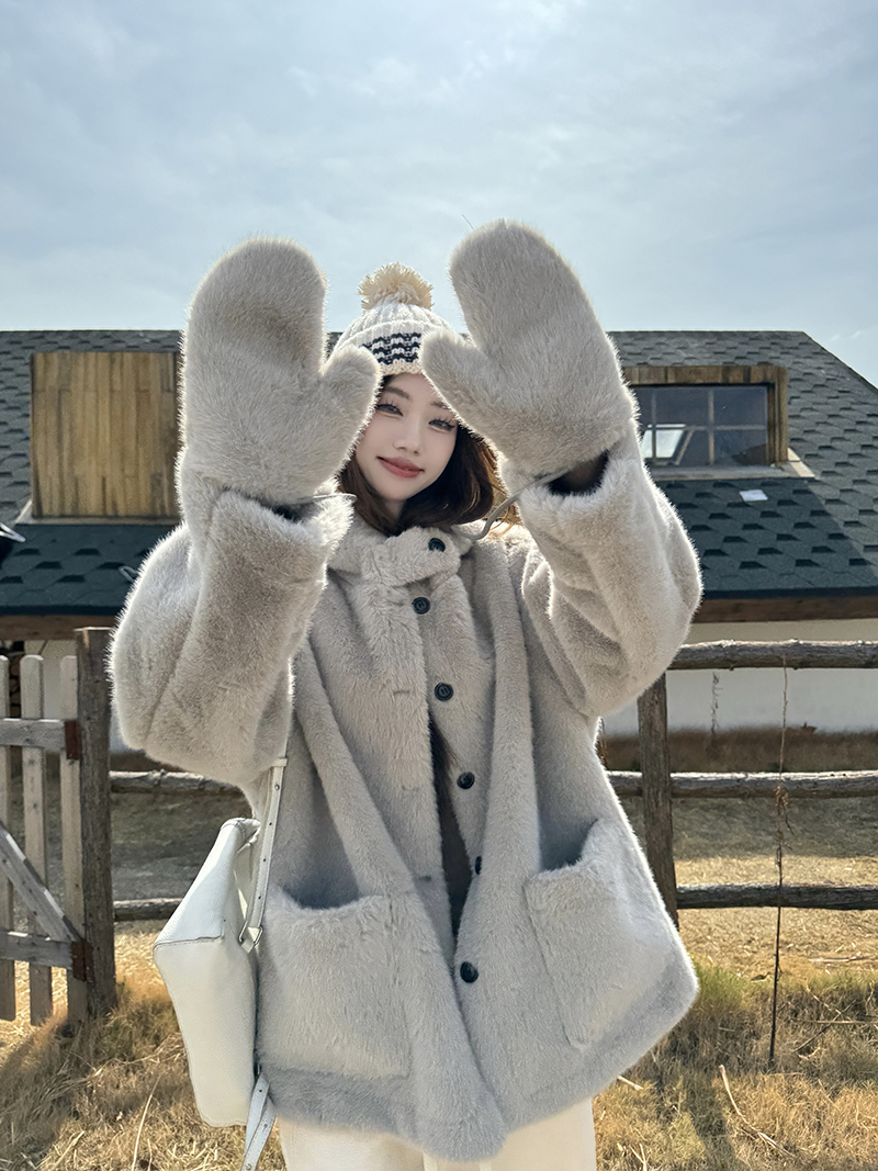 Real shot of high-end imitation fur plush coat for women in winter, lazy style fur all-in-one loose hooded warm coat
