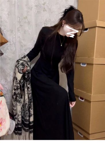 Hepburn style black long-sleeved knitted dress for women 2024 new autumn and winter coat with high-end long skirt