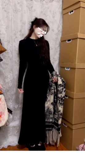 Hepburn style black long-sleeved knitted dress for women 2024 new autumn and winter coat with high-end long skirt