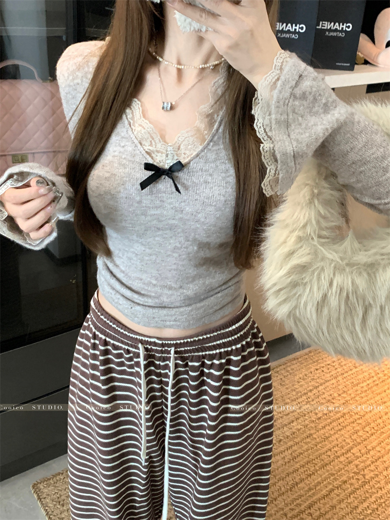 Real shot of pure lust style V-neck lace splicing bottoming shirt for women winter slim stretch knitted sweater short top
