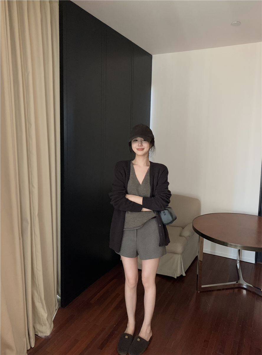 Real shot of retro V-neck sleeveless knitted vest for autumn and winter, loose and versatile, layered, lazy style top and shorts three-piece set