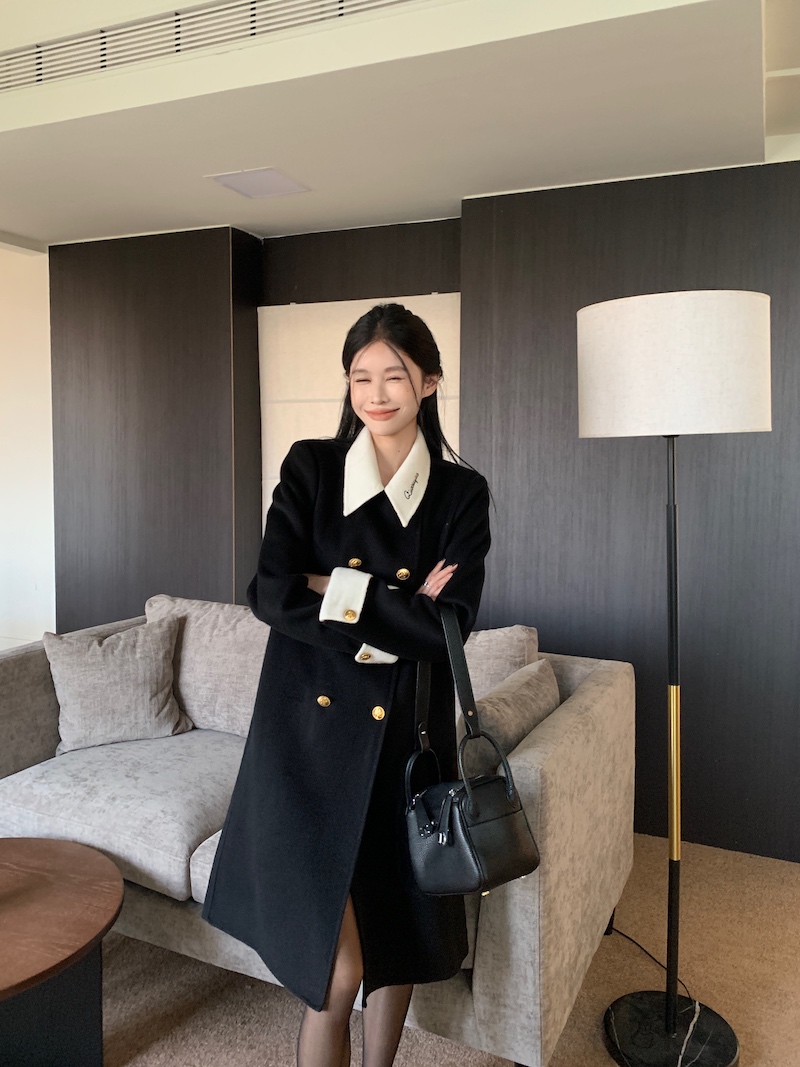 Actual shot of slim and slim mid-length thickened and warm French embroidered color-blocked woolen coat