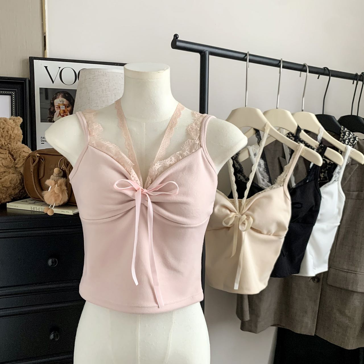 Korean version of Internet celebrity lace girl lace edge design V-neck small suspender women's early autumn pure desire sexy top fashion
