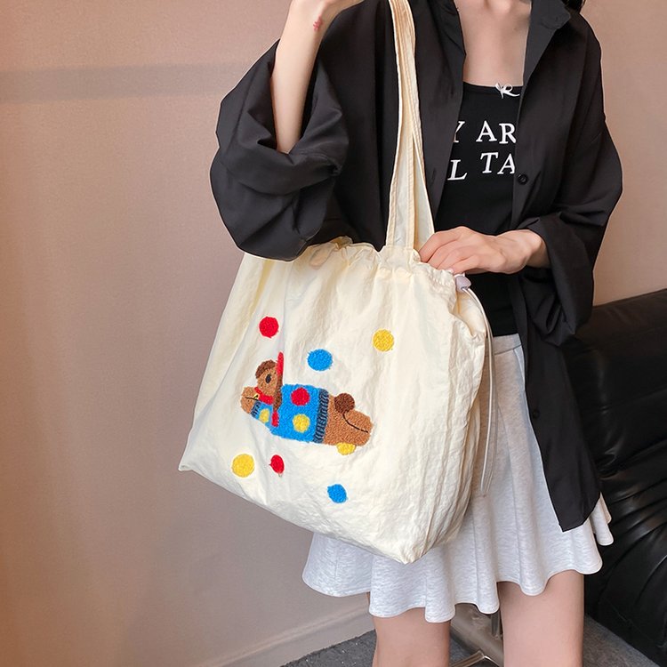 Cute cartoon embroidered drawstring shoulder bag, fashionable student class portable canvas bag, large capacity commuter tote bag