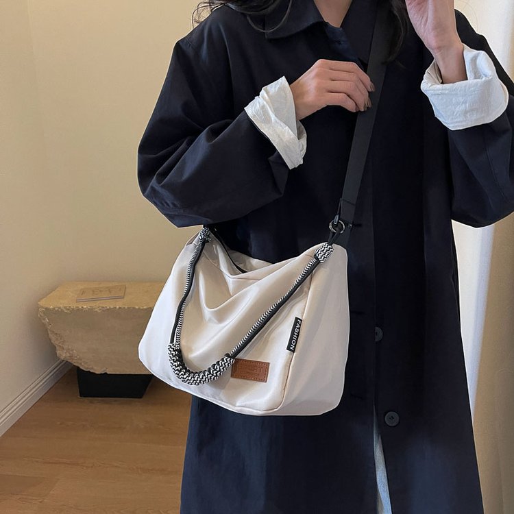 Large-capacity casual shoulder bag for women 2024 new fashion versatile canvas bag niche class commuting crossbody bag