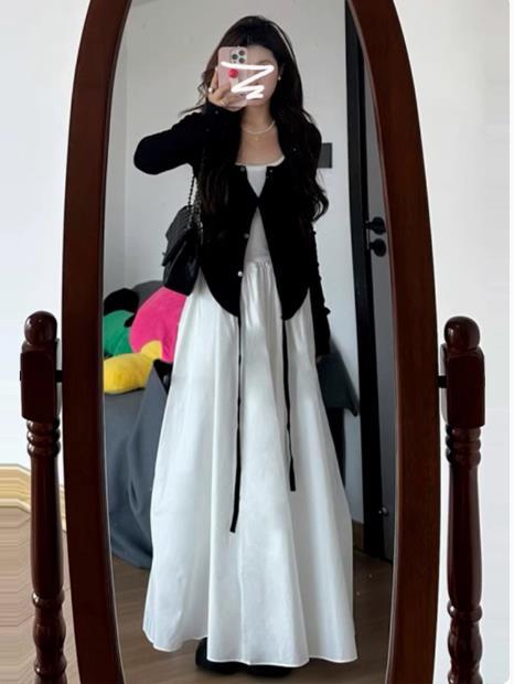 In early autumn, match a set of salt-based light and mature outfits, a fashionable two-piece dress that reduces age, makes you look slimmer and covers your body, and makes you look elegant.