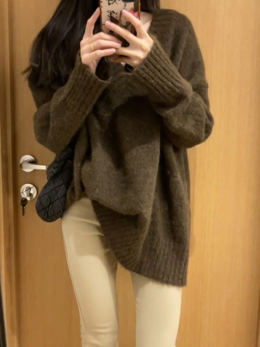 Brown V-neck soft waxy pullover sweater for women in autumn and winter, loose and lazy style, high-end mid-length sweater top