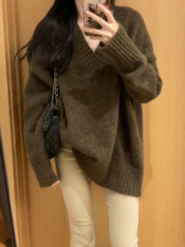 Brown V-neck soft waxy pullover sweater for women in autumn and winter, loose and lazy style, high-end mid-length sweater top