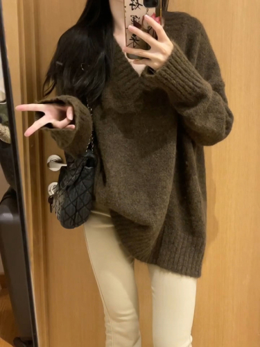 Brown V-neck soft waxy pullover sweater for women in autumn and winter, loose and lazy style, high-end mid-length sweater top