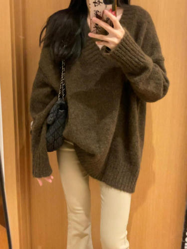 Brown V-neck soft waxy pullover sweater for women in autumn and winter, loose and lazy style, high-end mid-length sweater top