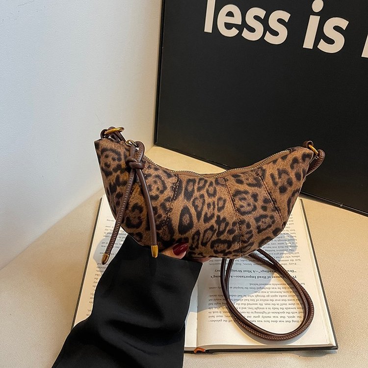 High-end croissant retro frosted leather Internet celebrity popular dumpling bag fashion versatile armpit bag single shoulder crossbody bag for women