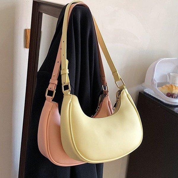 French niche women's armpit bag 2024 autumn and winter new shoulder bag versatile high-end texture fashion baguette bag