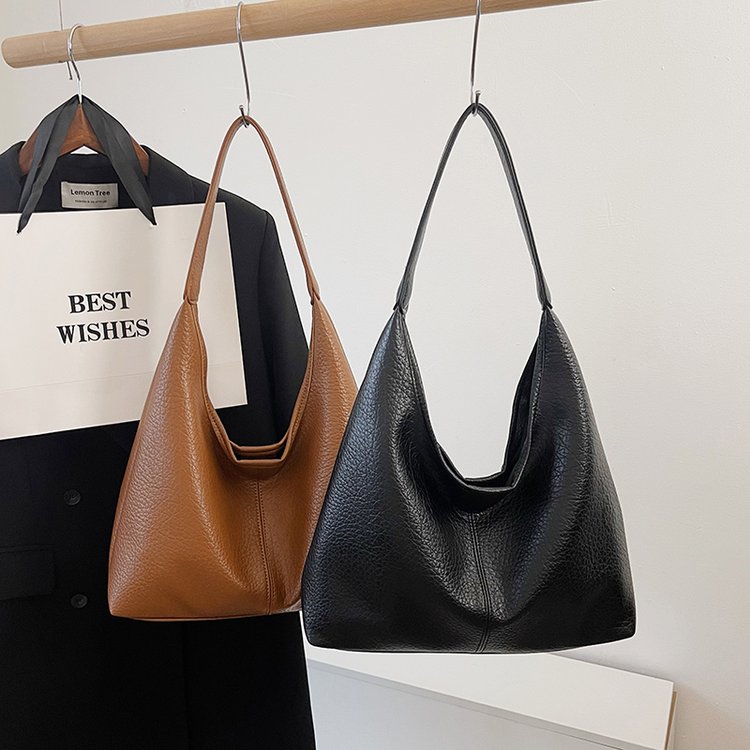 Niche Bucket Bag Women's 2024 New Autumn and Winter Large Capacity Shoulder Tote Bag Casual and Versatile Commuting Underarm Bag