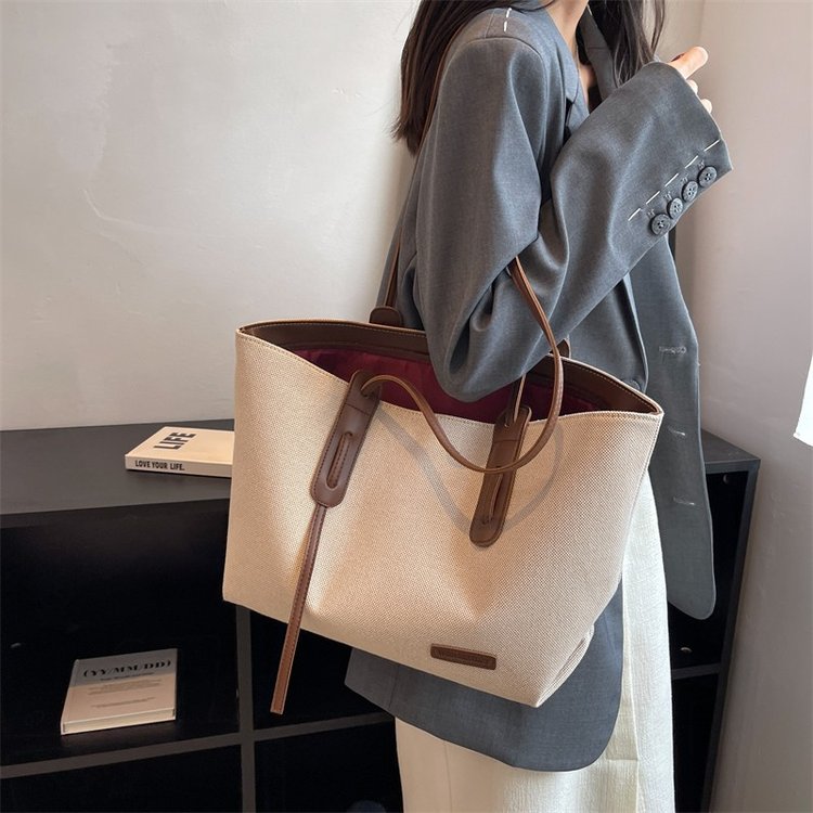 Female college students attend class canvas bag with large capacity, stylish and versatile commuting shoulder bag for women, contrasting color simple tote bag