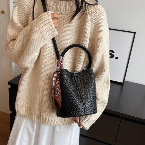 Fashion large-capacity woven handbag women's autumn new texture bucket bag versatile shoulder crossbody bag
