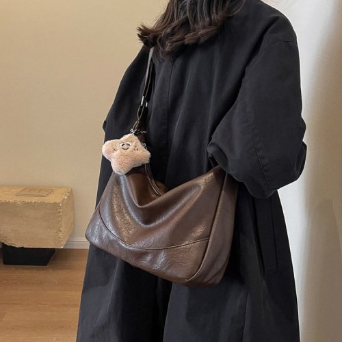 Large-capacity underarm tote bag for women, trendy new winter simple, lightweight and versatile single shoulder crossbody bag