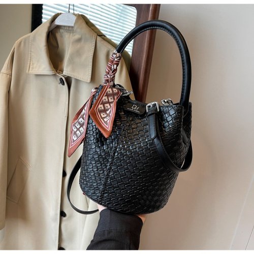 Fashion large-capacity woven handbag women's autumn new texture bucket bag versatile shoulder crossbody bag