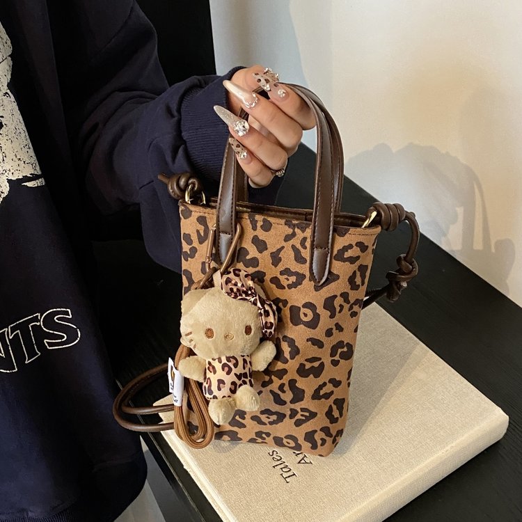 Autumn and winter retro niche leopard print bag for women 2024 new versatile crossbody bag super hot suede mobile phone bag