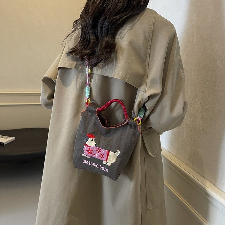 Japanese embroidery cute dachshund dog bucket bag women's 2024 new mobile phone bag versatile commuting shoulder diagonal
