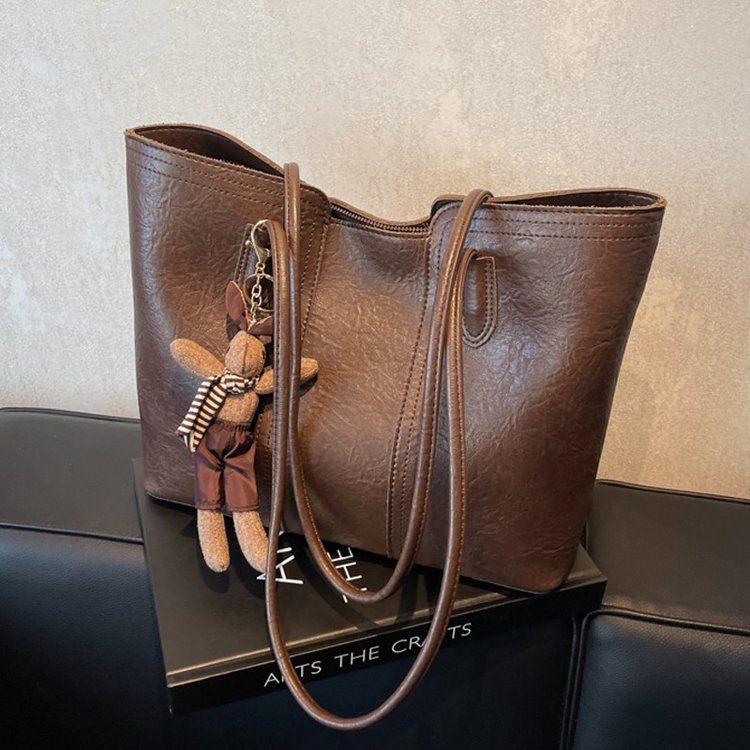 High-end textured bag autumn and winter retro large-capacity shoulder bag 2024 new trendy soft leather versatile commuter tote bag
