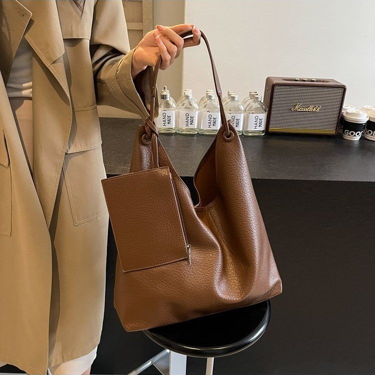 Large Capacity Bag Women's Versatile 2024 New Casual Shoulder Shopping Bag Retro Fashion Class Commuting Tote Bag