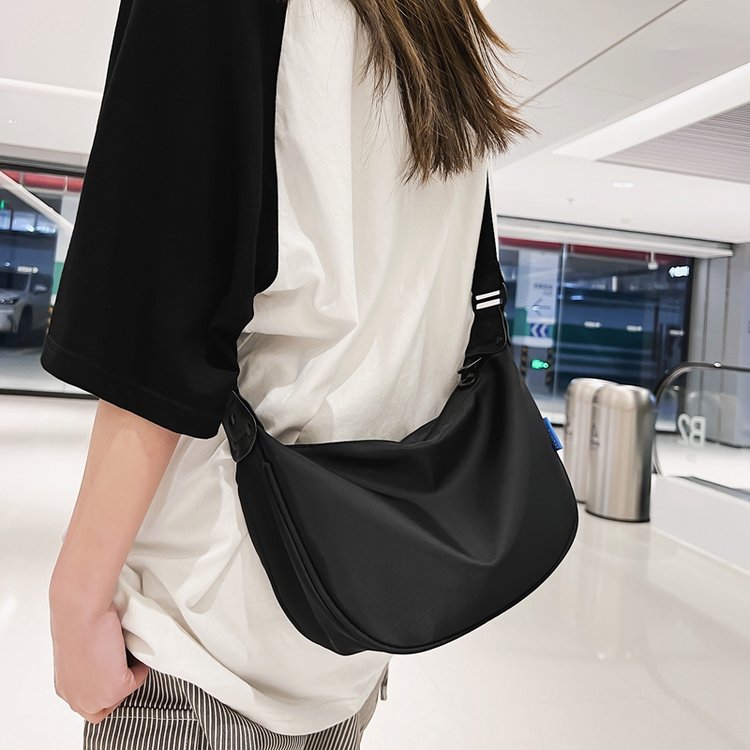 Waterproof Oxford cloth large-capacity dumpling bag crossbody bag women's niche new versatile casual sports style shoulder bag British