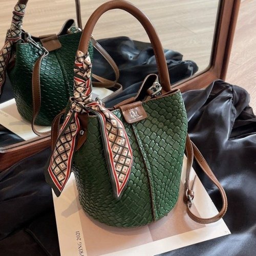 Fashion large-capacity woven handbag women's autumn new texture bucket bag versatile shoulder crossbody bag