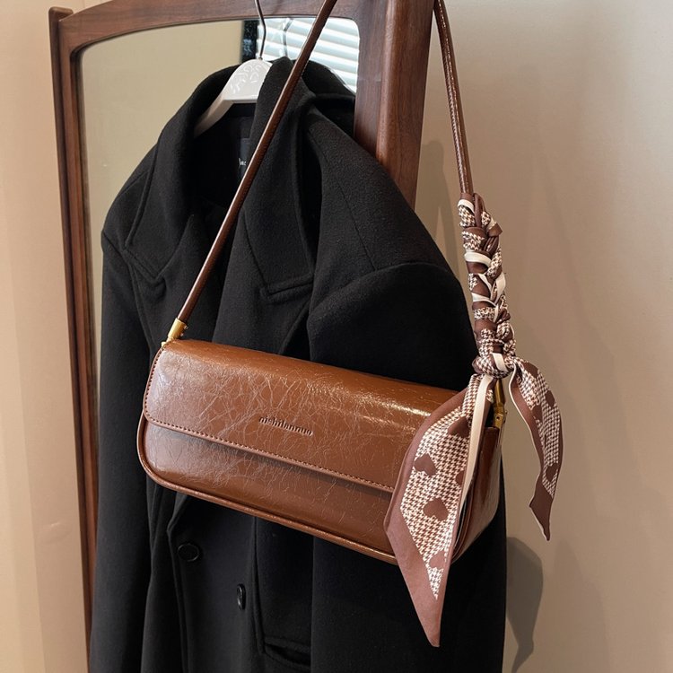 High-end texture retro French niche bag 2024 new women's bag popular popular single shoulder armpit bag baguette bag