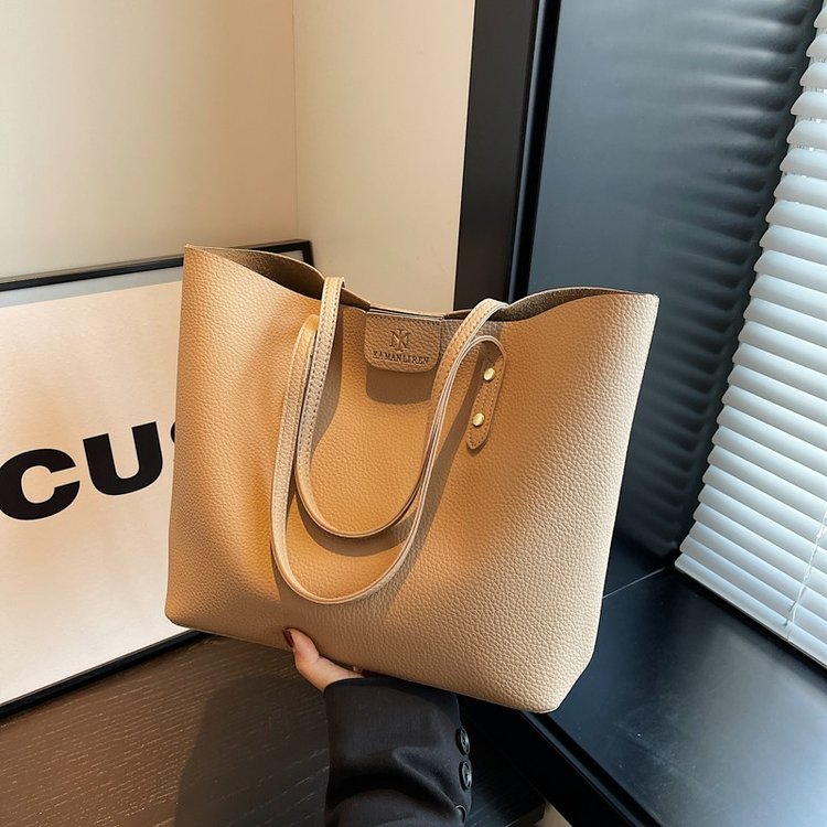 This year's popular retro casual large-capacity bag women's new work commuting tote bag fashion armpit bag
