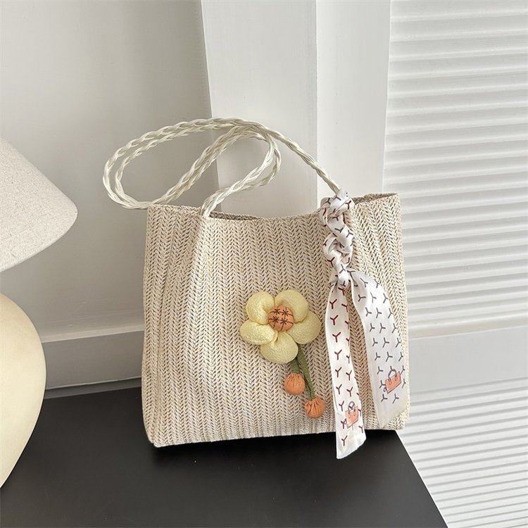 Niche woven bucket bag new class commuting tote bag women's large capacity vacation single shoulder straw bag
