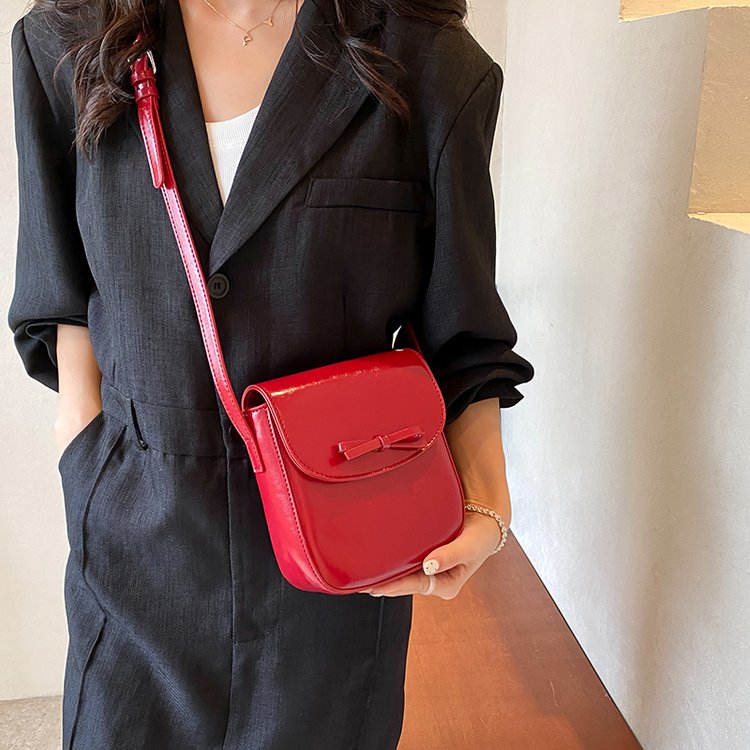 Korean spring and summer women's bags, high-end red niche bags, popular and versatile cross-body bags, fashionable bow saddle bags