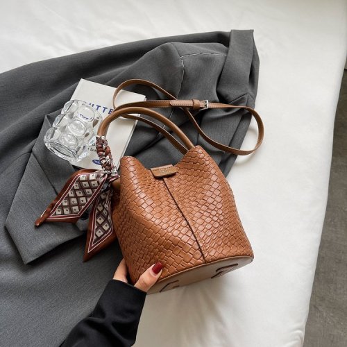 Fashion large-capacity woven handbag women's autumn new texture bucket bag versatile shoulder crossbody bag