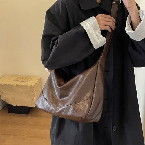 Large-capacity underarm tote bag for women, trendy new winter simple, lightweight and versatile single shoulder crossbody bag