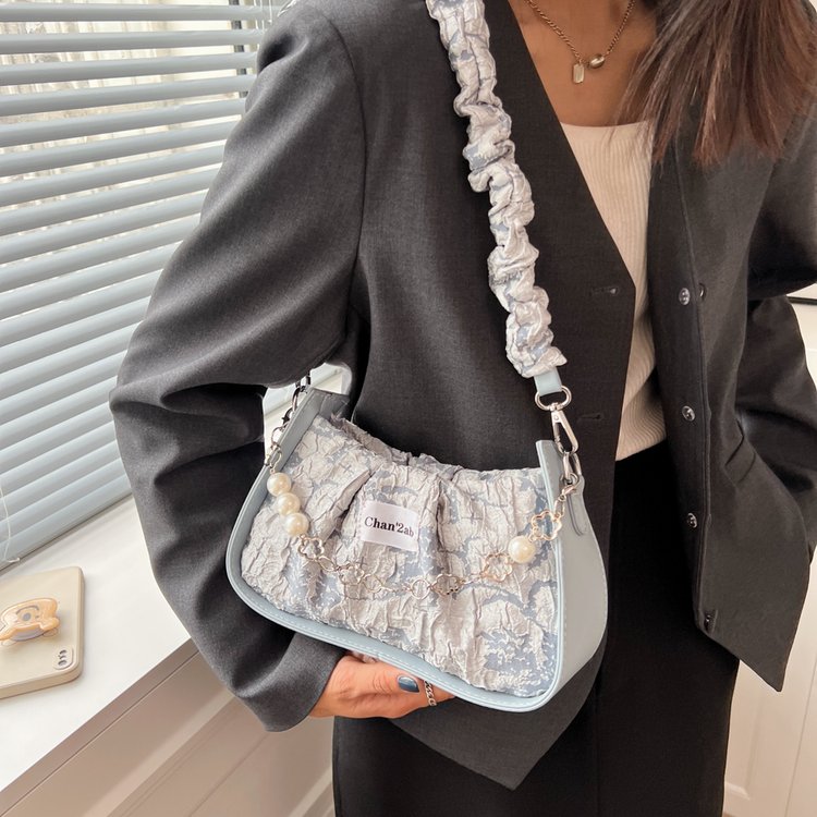 This year's popular small bag for women, new texture, versatile niche design, crossbody bag, pleated cloud armpit bag