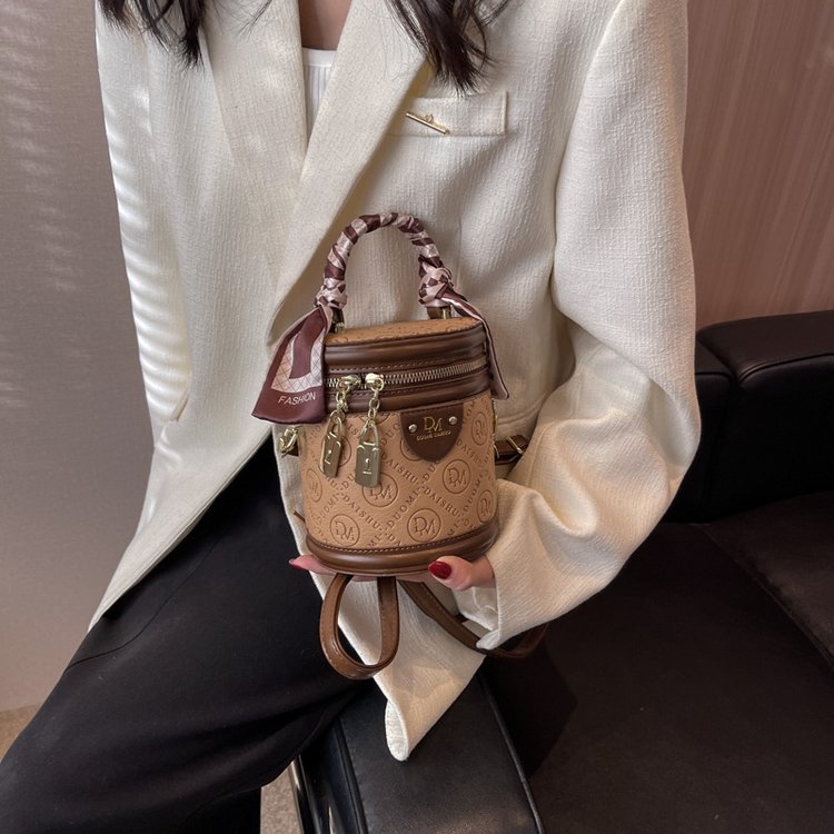 High-end textured small bag for women in autumn and winter new niche design crossbody bag popular women's portable bucket bag